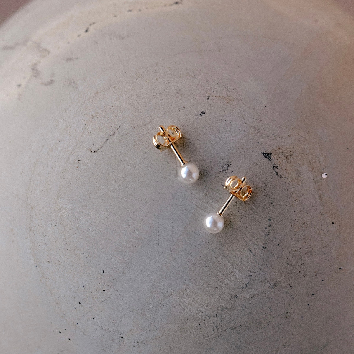 Dainty Pearl Stud