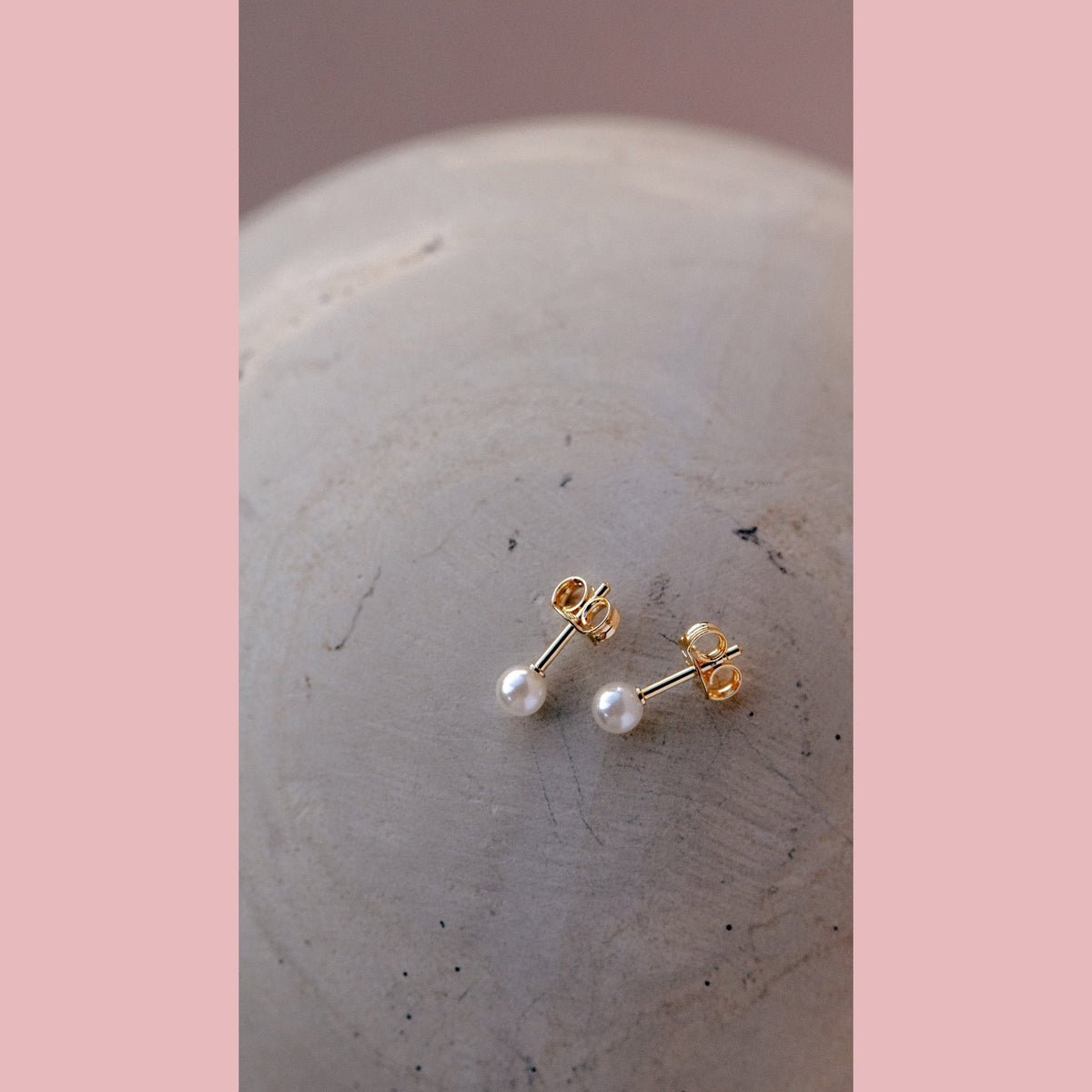 Dainty Pearl Stud