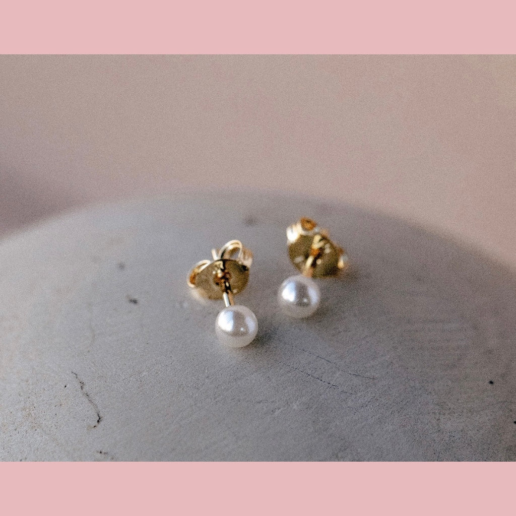 Dainty Pearl Stud